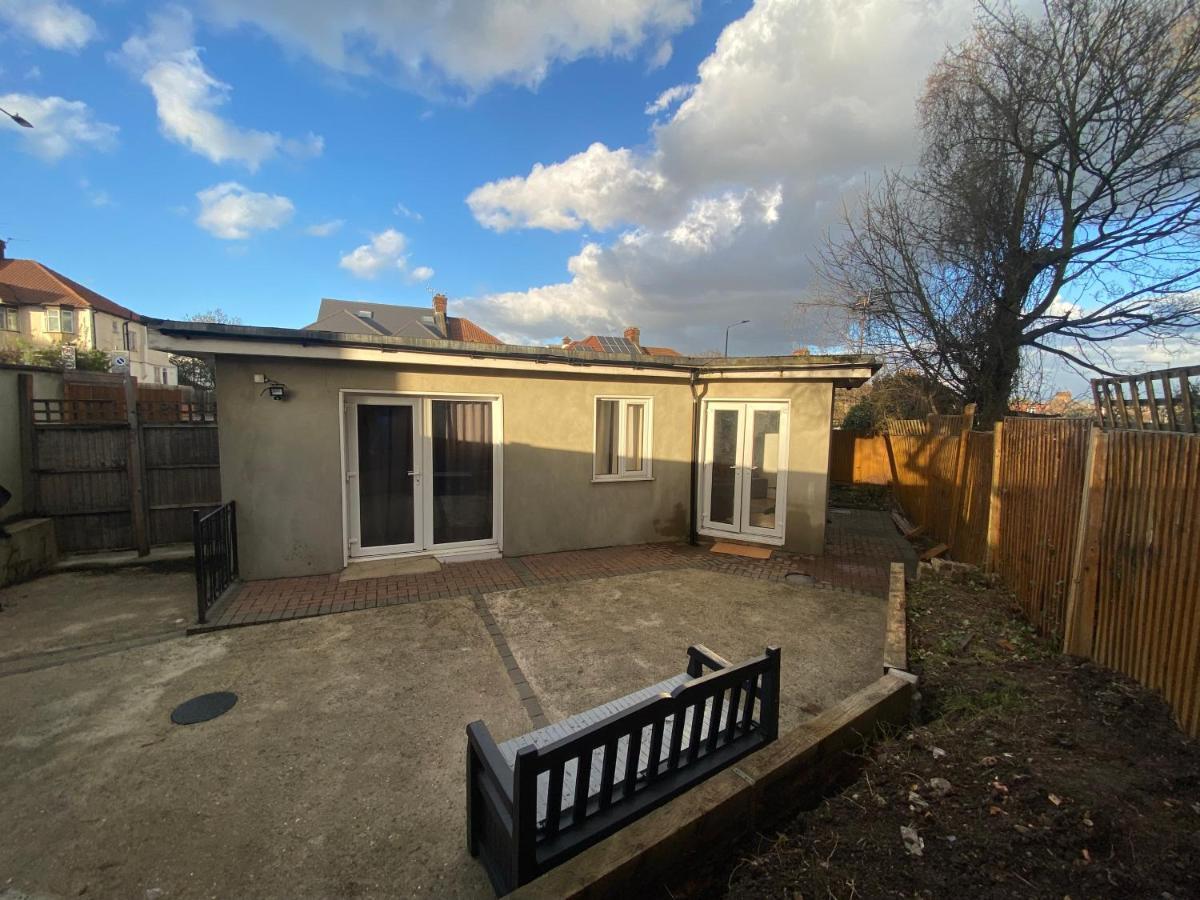 Вилла Private House With Free Park For Group Near Wembley Station Лондон Экстерьер фото