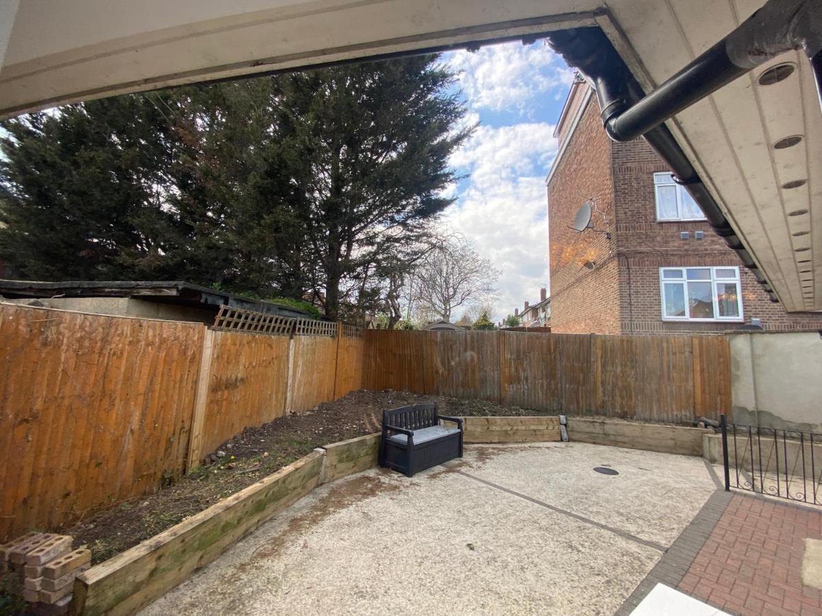 Вилла Private House With Free Park For Group Near Wembley Station Лондон Экстерьер фото