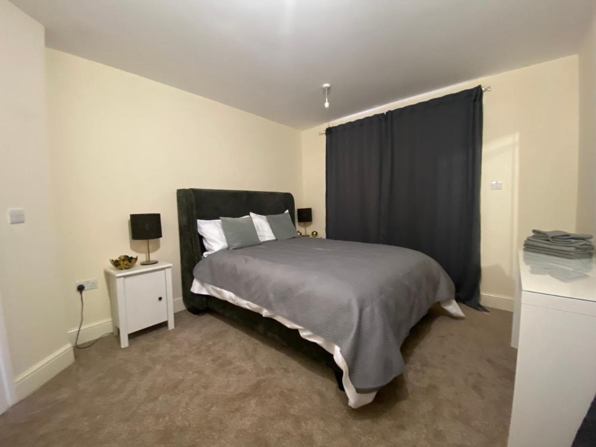 Вилла Private House With Free Park For Group Near Wembley Station Лондон Экстерьер фото
