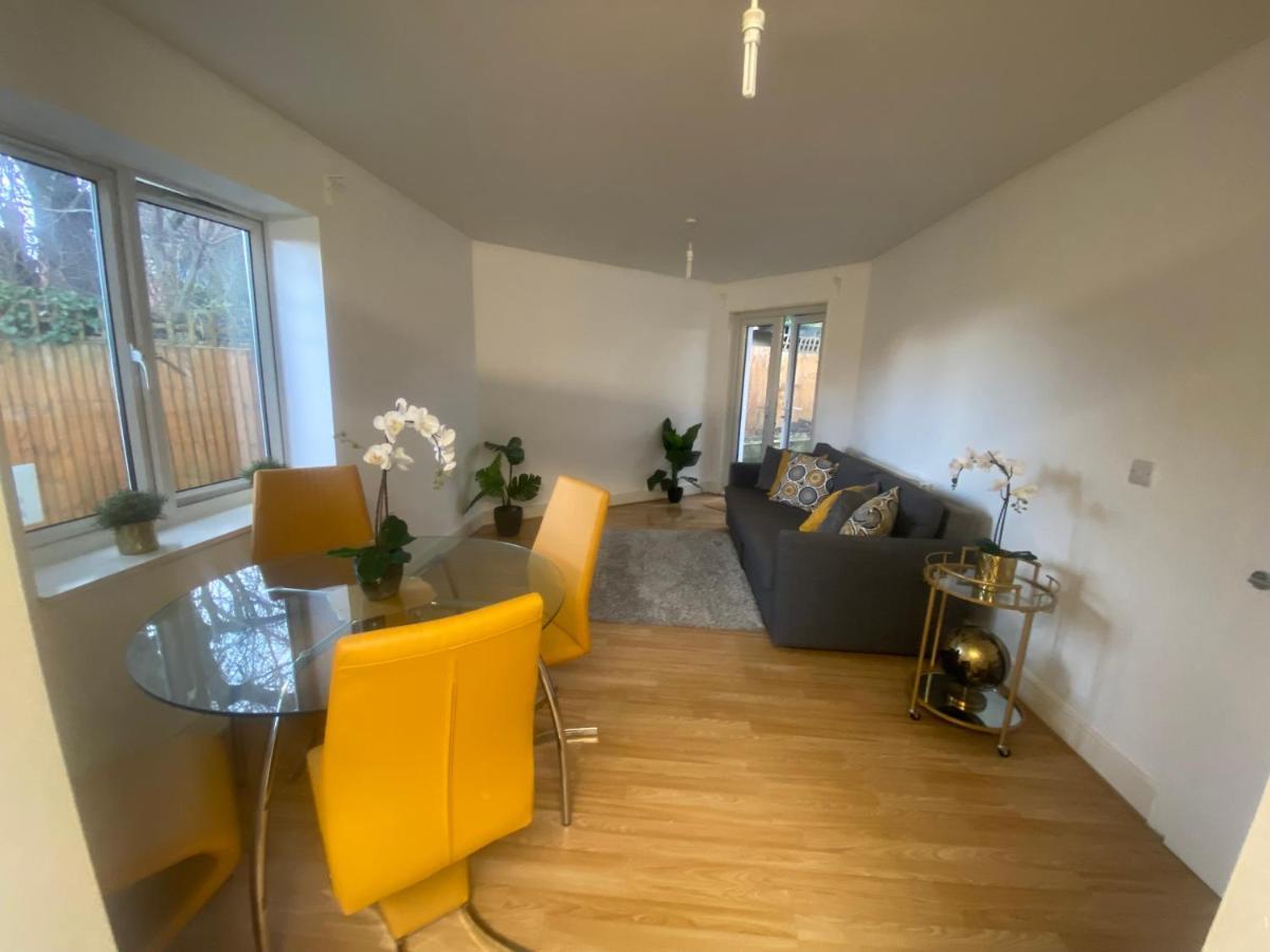 Вилла Private House With Free Park For Group Near Wembley Station Лондон Экстерьер фото