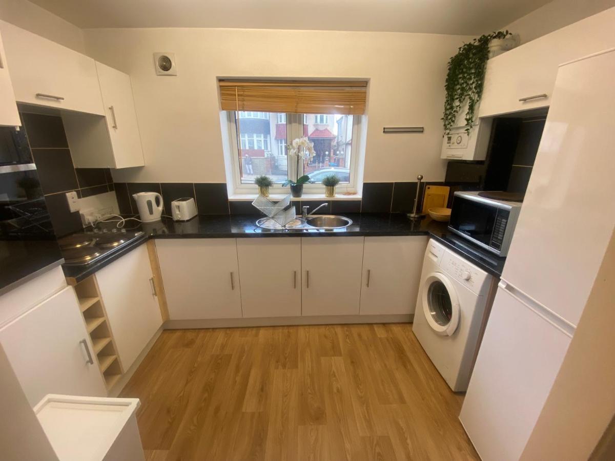 Вилла Private House With Free Park For Group Near Wembley Station Лондон Экстерьер фото