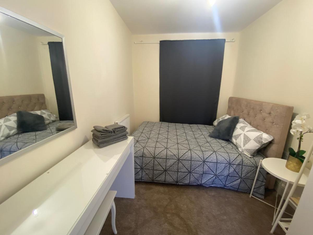 Вилла Private House With Free Park For Group Near Wembley Station Лондон Экстерьер фото