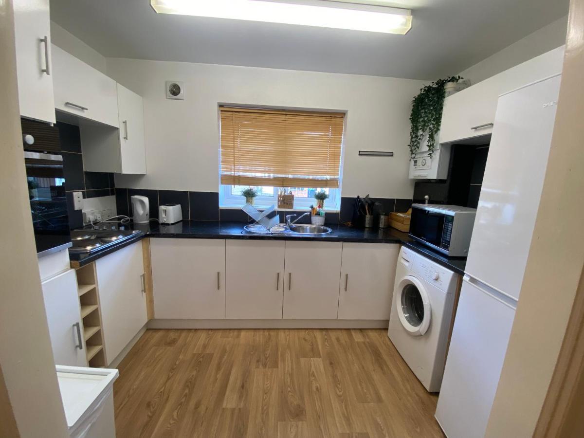 Вилла Private House With Free Park For Group Near Wembley Station Лондон Экстерьер фото