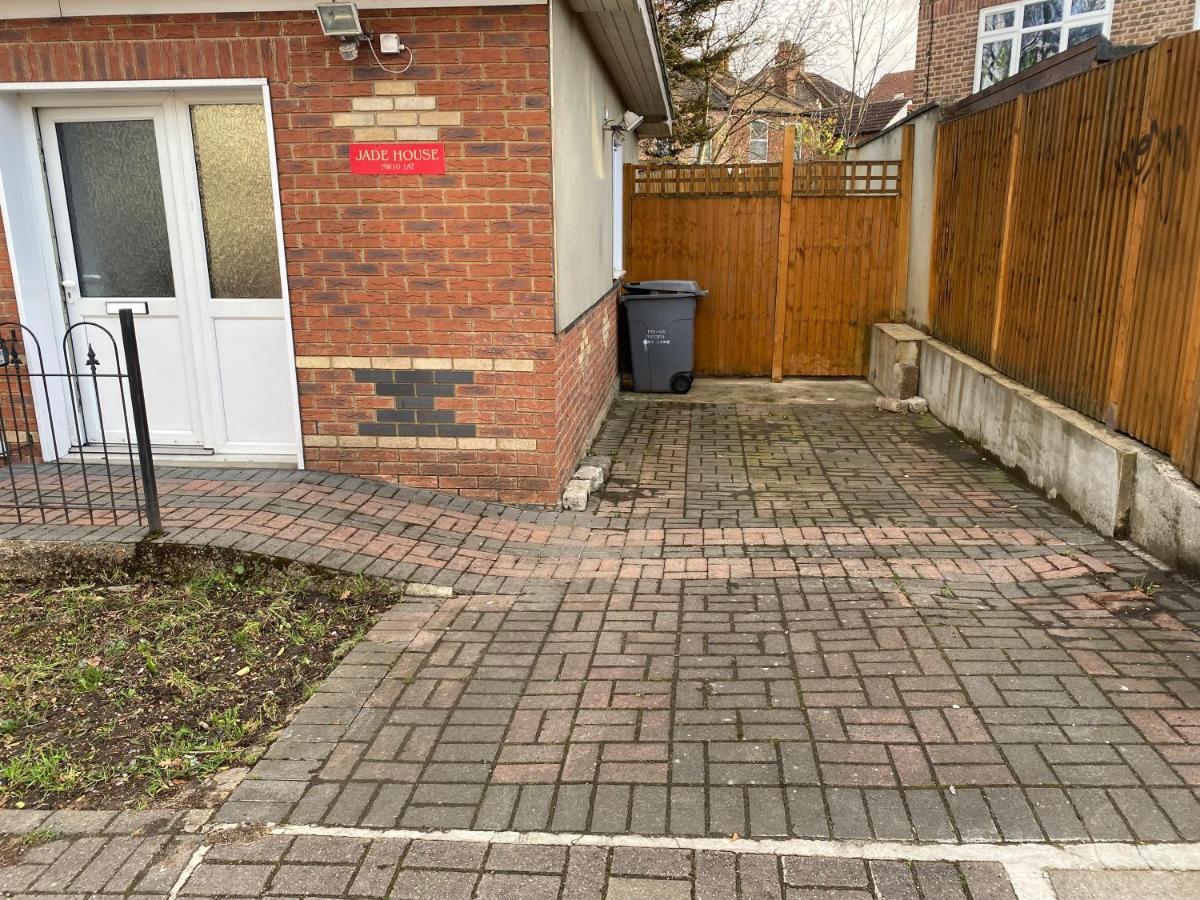 Вилла Private House With Free Park For Group Near Wembley Station Лондон Экстерьер фото